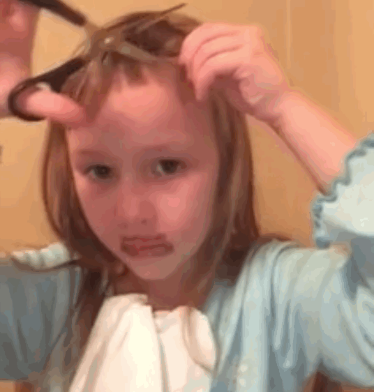 Fails de chicas cortándose el cabello para cerrar ciclos, niña pequeña cortando su mal su propio cabello