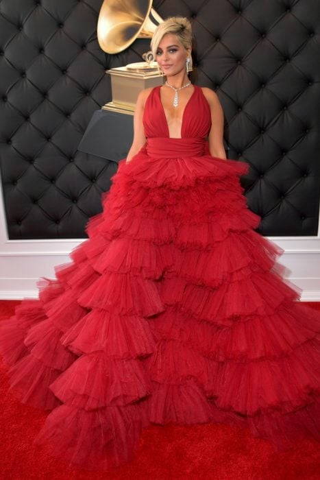 La cantante Bebe Rexha luciendo un vestido rojo en la alfombra roja de los Grammys 2019