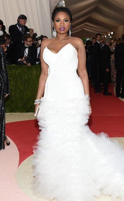La cantante y actriz Jennifer Hudson luciendo un vestido blanco en la alfombra roja de los Met Gala