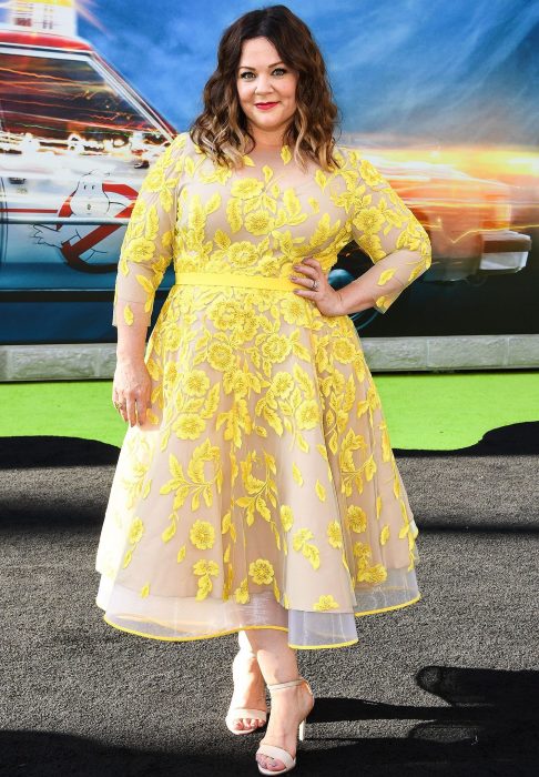 La actriz Melissa McCarthy luciendo un vestido de flores amarillas para la premiere Ghostbusters