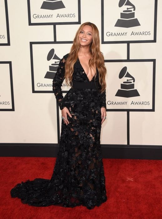 La cantante Beyoncé luciendo un vestido negro en la alfombra roja de los Grammys