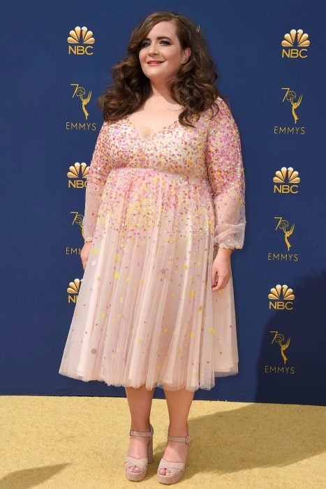 La actriz Aidy Bryant luciendo un vestido rosa en la alfombra de los Emmy