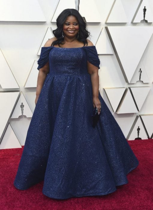 La actriz Octavia Spencer luciendo un vestido azul en la alfombra roja de los Oscar 2019