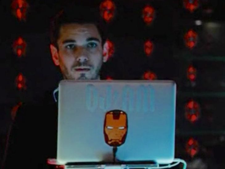 Hombre frente a su computadora portátil, escena de la película Iron Man 2, DJ AM