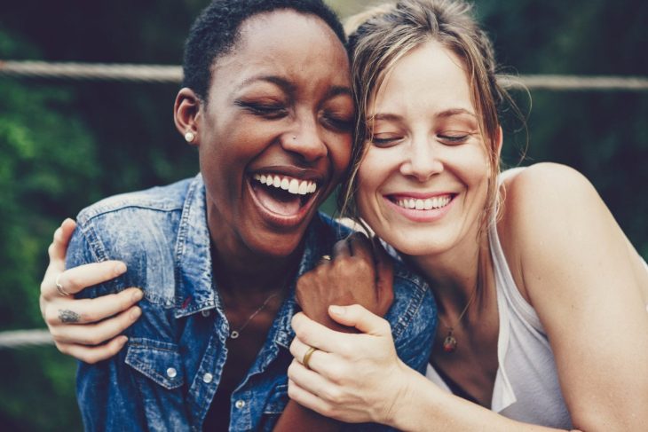 Dos chicas abrazadas riéndose 