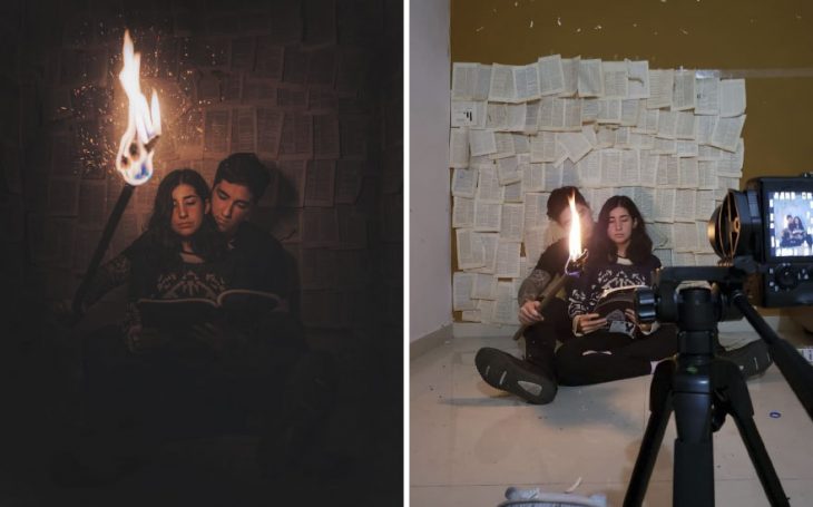 Pareja de novios sosteniendo una antorcha en medio de una bibloteca mientras leen un libro sentados en el piso fotografía creativa de Omahi