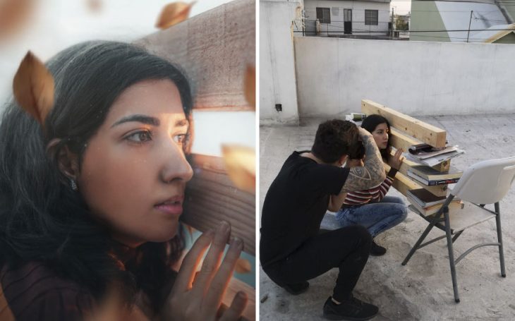 Chica recargada en una pared falsa hecha con madera, chico tomándole fotografías, fotografía creativa de Omahi 