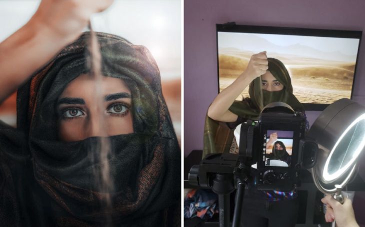 Chica parada frente a una fotografía del desierto, dejando caer arena entre sus manos, fotografía creativa de Omahi
