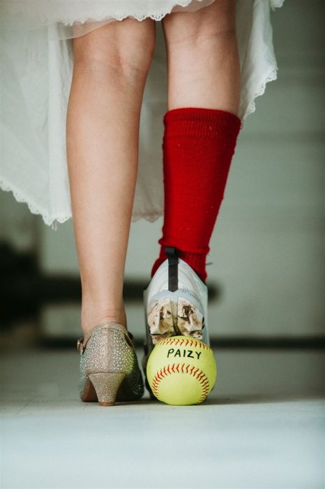 Pies de una niña llevando tacones y tenis deportivos al mismo tiempo, fotografía por Heather Mitchell