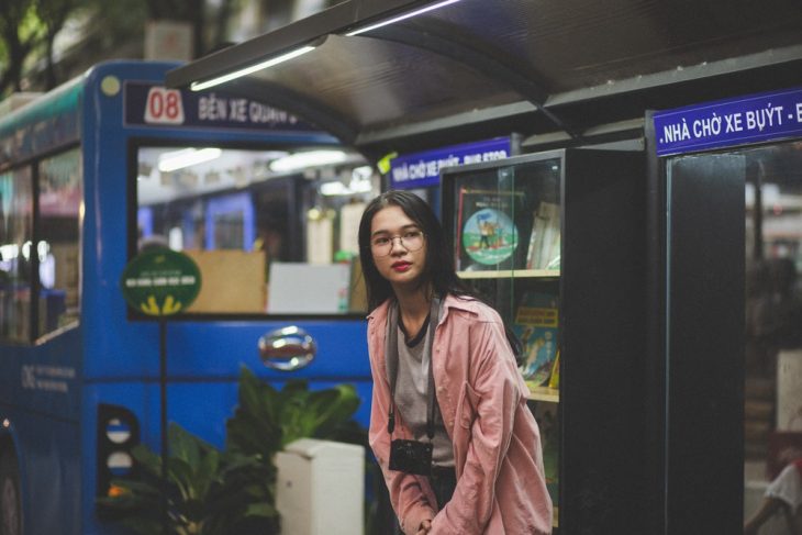 Mujer esperando la llegada del tranvía en la estación del metro 