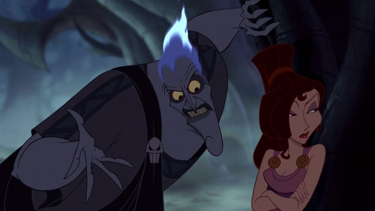 Hades acecha a Megara contra un muro dentro de una cueva en la serie Hércules y el príncipe de Tracia