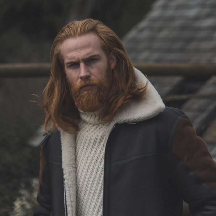 Gwilym Pugh, hombre de cabello pelirrojo y largo, con barba y bigote tupidos con cara de enojado