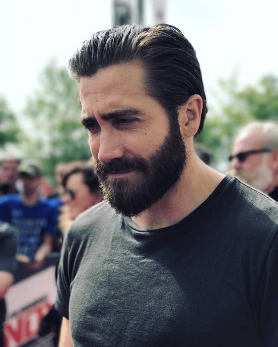 Actor Jake Gyllenhaal, hombre de cavello corto, con cejas pobladas y barba y bigote tupido