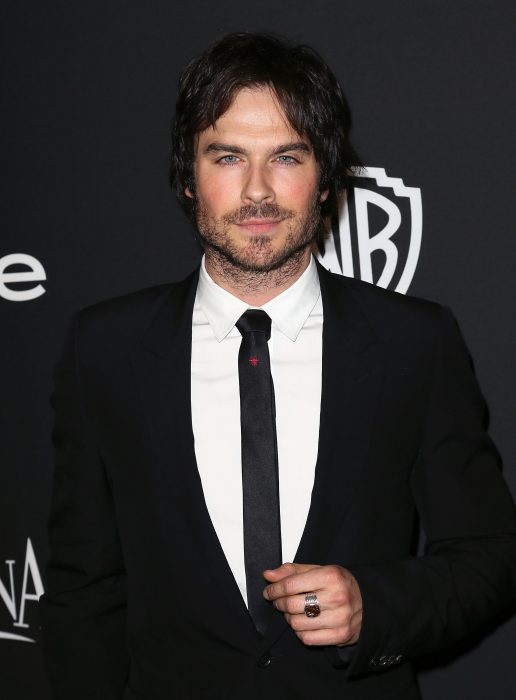 Actor Ian Somerhalder, hombre de ojos azul claro, con cabello negro y barba y bigotes cortos, con traje de gala negro y anillo grande