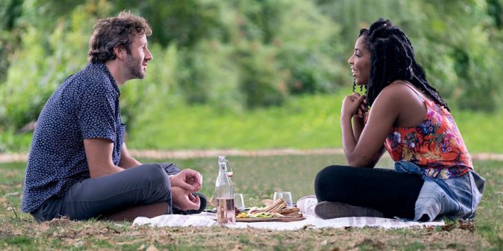 Una pareja disfrutando de un pícnic en el parque