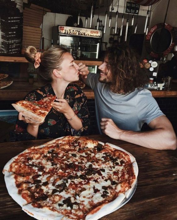 Una pareja disfrutando de una pizza