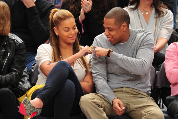 La cantante Beyoncé con el rapero Jay Z en un partido de baloncesto