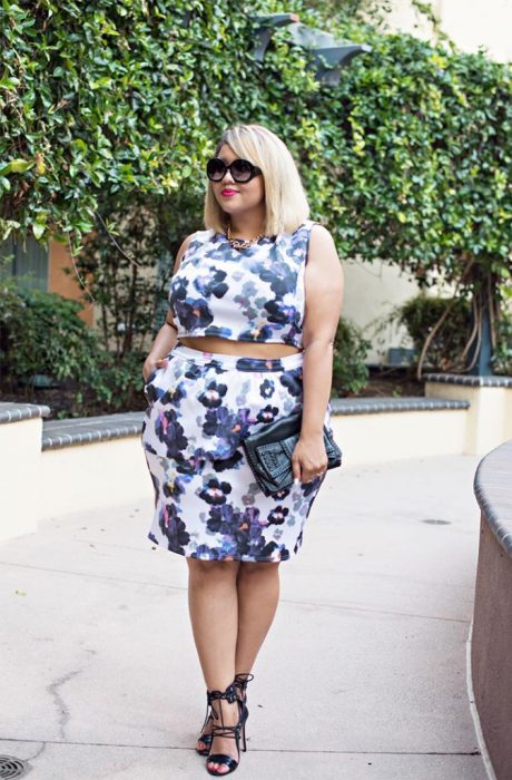 Chica con un conjunto de falda y top de flores