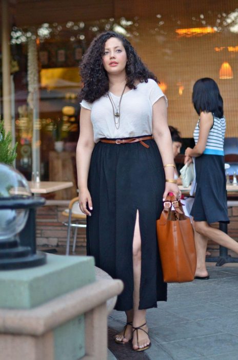 Chica modelando una maxi falda negra y blusa blanca