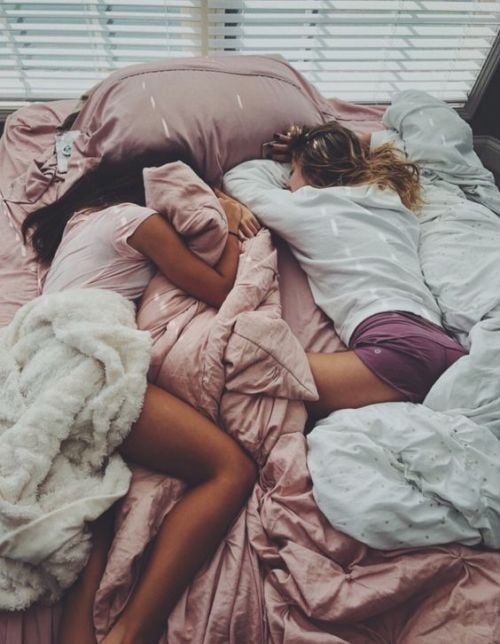 Niñas acostadas en la misma cama en pijama