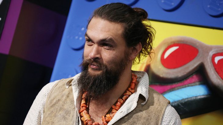 Jason Momoa mirando al frente durante una pasarela de la alfombra roja en el estreno de la película Lego