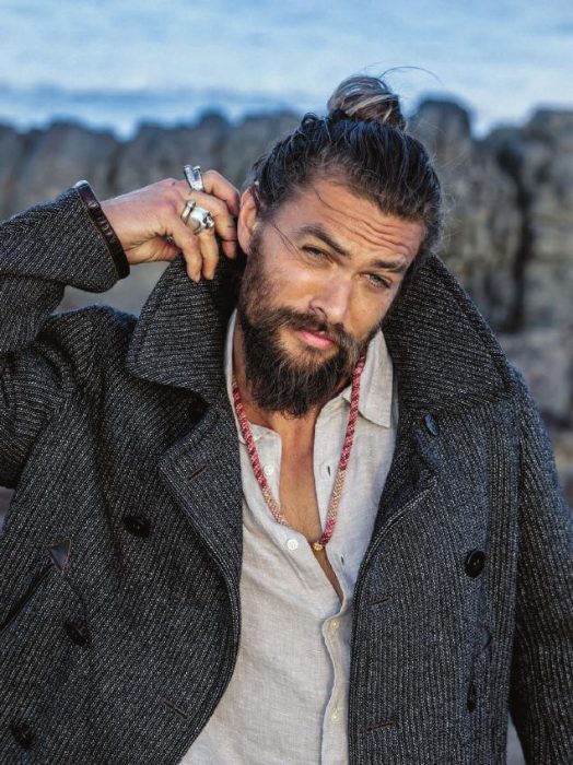 Jason Momoa acomonado su saco gris a mitad de una sesión de fotos en las montañas antes de afeitar su barba