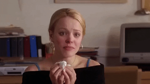 Chica llorando dentro de una oficina escolar, escena de la película Chicas Pesadas, Regina George llorando