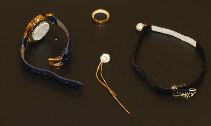 Nuevo método anticonceptivo en forma de parche que se adhiere a joyas como relojes, aretes, pulseras y anillos que previenen embarazos