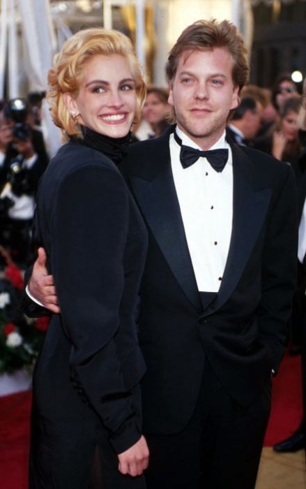 Julia Roberts y Kiefer Sutherland abrazados posando para la foto