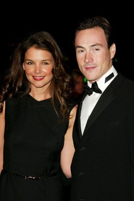 Katie holmes y Chris Klein pareja sonriendo