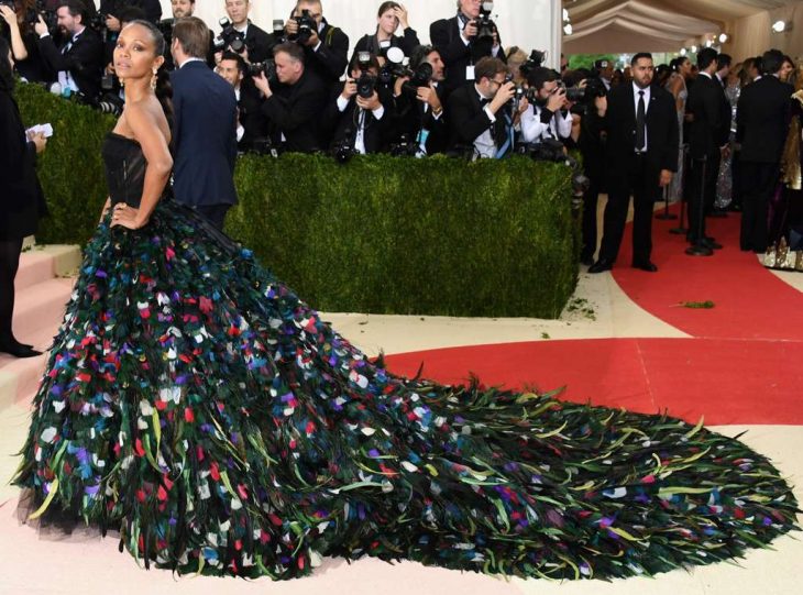 La actriz Zoe Saldana luciendo un vestido de Dolce and Gabbana en la alfombra roja de Met Gala 2016