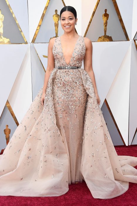 La actriz Gina Rodríguez luciendo un vestido de Zuhair Murad en la alfombra roja de los Oscars 2018