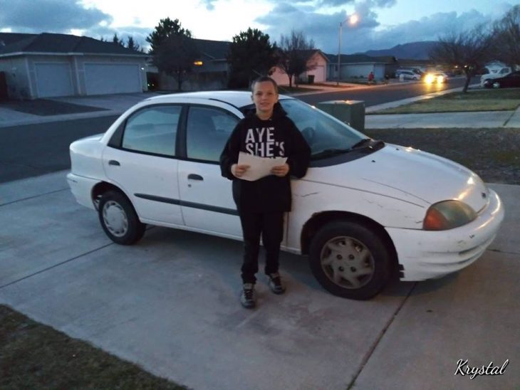 chico posando frente al auto Toyota blanco que le regala un a su mamá