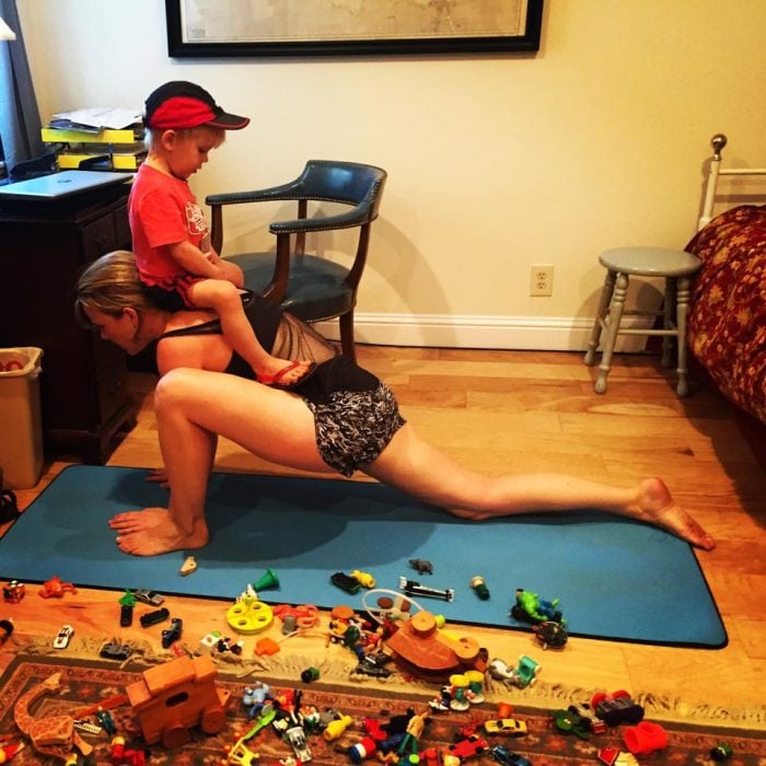 Celeste Erlach: Carta de esposa exhausta a su esposo; mamá haciendo ejercicio en la casa con su hijo en la espalda y el cuarto con juguetes tirados en el suelo