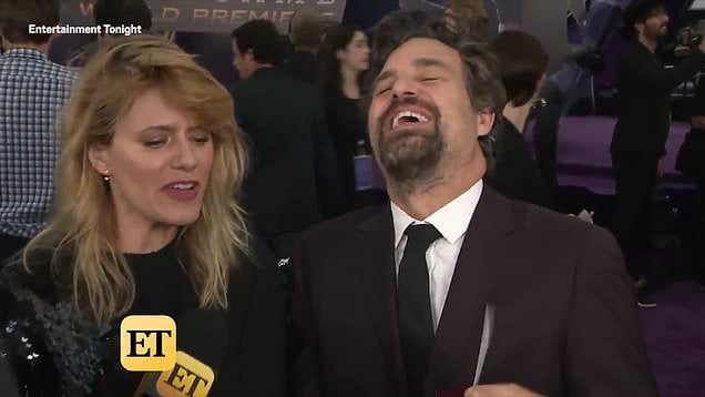 El actor Mark Ruffalo riendo junto a su esposa Sunrise Coigney en la alfombra roja de la premiere de Avengers: Endgame