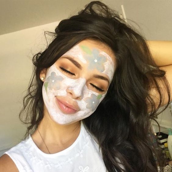 Chica usando mascarilla facial dual para eliminar impurezas faciales