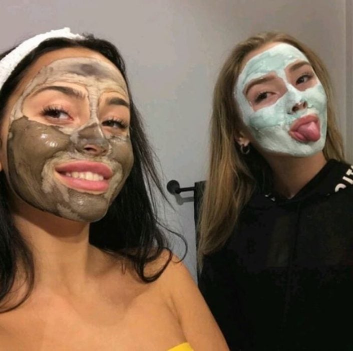 Chicas usaando mascarillas de arcilla verde para eliminar impurezas 