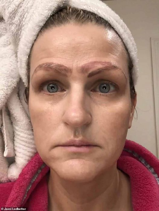 Jami Ledbetter, mujer en Estados Unidos terminó con cuatro cejas después de hacerse un microblading, cejas feas