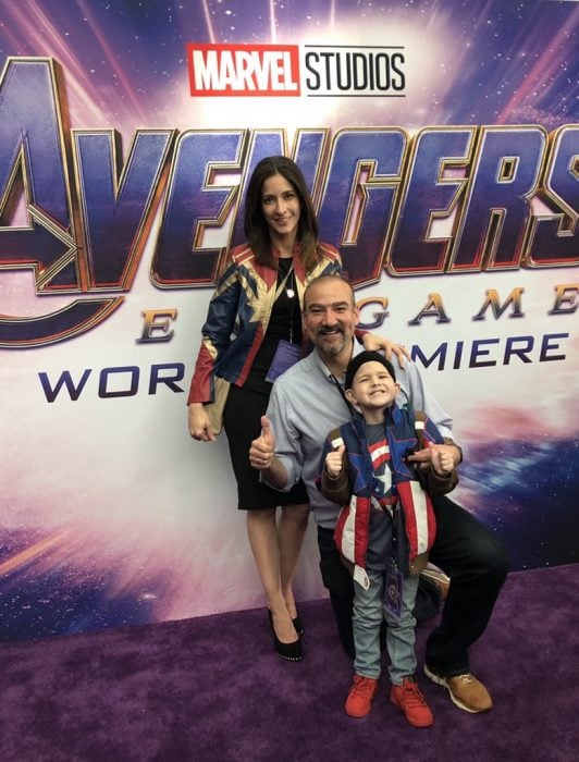 Felipe Andres Muyshondt disfrazado de Capitán América, su mamá con una chamarra de Capitana Marvel y su papá en la premiere mundial de Avengers: Endgame con Chris Evans