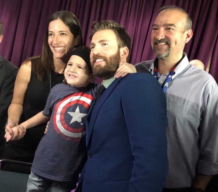 Felipe Andres Muyshondt, niño y su familia con Chris Evans, Capitán América, en la premiere de Avengers: Endgame