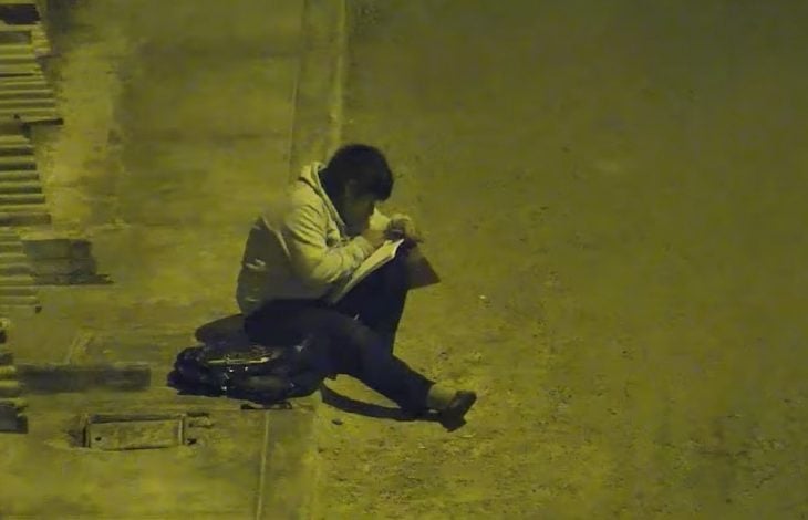 Víctor Martín Angulo Córdoba, niño de Perú hace tarea bajo un poste de luz en la calle de noche porque en su casa no hay electricidad