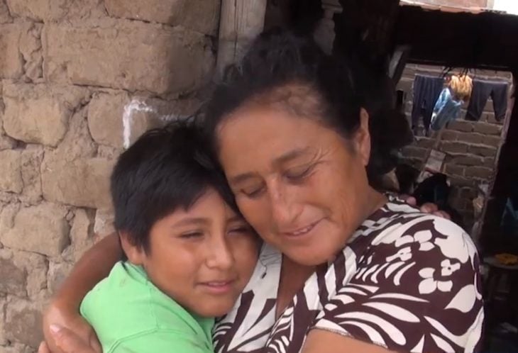 Víctor Martín Angulo Córdoba y Rosa Córdoba Ángulo, niño de Perú hace tarea bajo un poste de luz en la calle de noche porque en su casa no hay electricidad, niño abrazando a su mamá