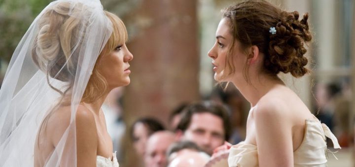 Mujeres dentro de una iglesia vestidas de novia peleando, escena de la película Guerra de novias