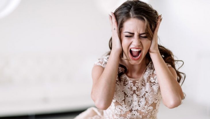 chica vestida de novia gritando y enfadada el día de su boda