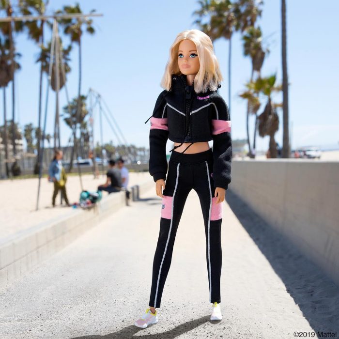 La muñeca Barbie modelando la nueva colección de ropa deportiva Puma x Barbie