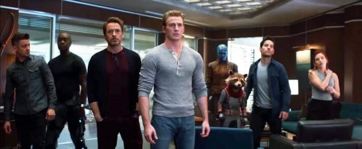 Grupo de amigos reunidos en una sala de estar , todos miran hacia la puerta de entrada, se encientran sorprendidos, nuevo tráiler Avengers: Endgame, Tony Stark, Capitán América, Rocket, Ant-Man, Black Widow