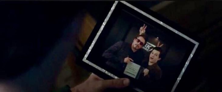 Hombre sosteniendo una fotografía en la que aparecen un hombre con gafas rojas y un chico delgado de tes blanca, Tony Stark, Spider-Man, nuevo tráiler Avengers: Endgame