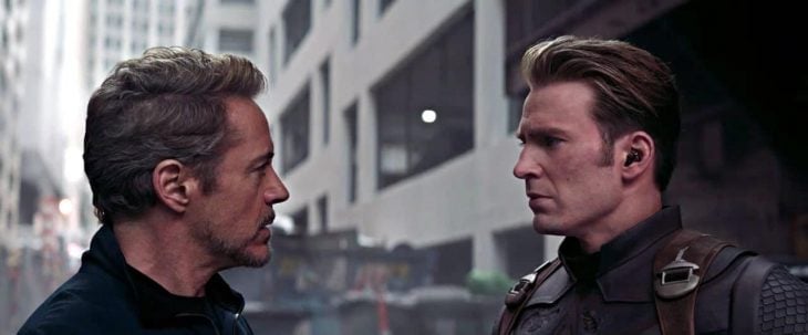 Dos hombre mirandose de frente a los ojos, uno con cabello plateado, otro de cabello rubio, parados en medio de reunías, dándose un saludo fraternal, Tony Stark, Capitán América, nuevo tráiler Avengers: Endgame