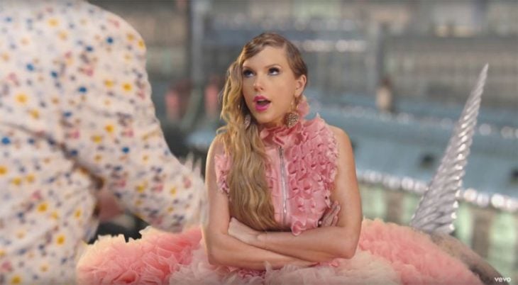 La cantante Taylor Swift luciendo un vestido rosa en su nuevo video musical ME
