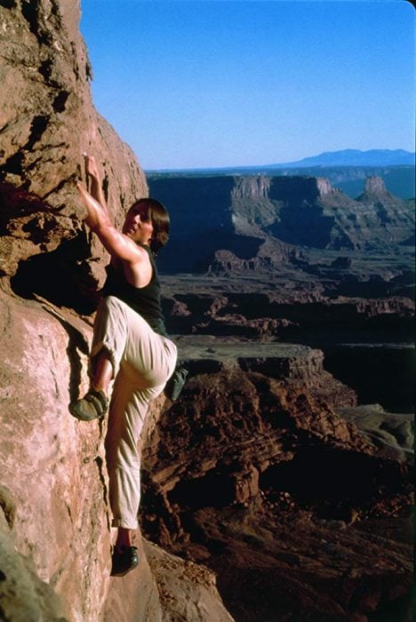 Tom Cruise interpretando a Ethan Hurt en  Misión imposible 2, escalando un amontañas sin equipo de seguridad